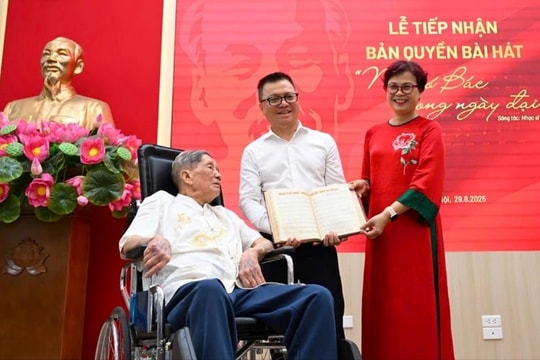 Nhạc sĩ Phạm Tuyên trao tặng bản quyền bài hát 'Như có Bác trong ngày đại thắng'