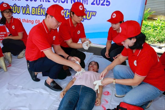 Diễn tập sơ, cấp cứu tai nạn giao thông dưới thời tiết mưa giông, gió mạnh