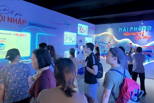 Hải Phòng hút khách với trải nghiệm 3D Mapping trong 'con tàu' Trường Minh Dream 01