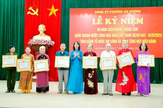 2.668 đảng viên ở Hải Phòng được tặng, truy tặng Huy hiệu Đảng dịp Quốc khánh