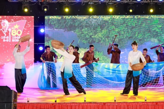 Hơn 2.000 khán giả hòa cùng chương trình nghệ thuật 'Tự hào miền đất Kiến Hải'
