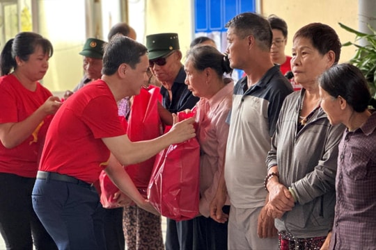 520 suất quà đến với hộ khó khăn phường Ngô Quyền