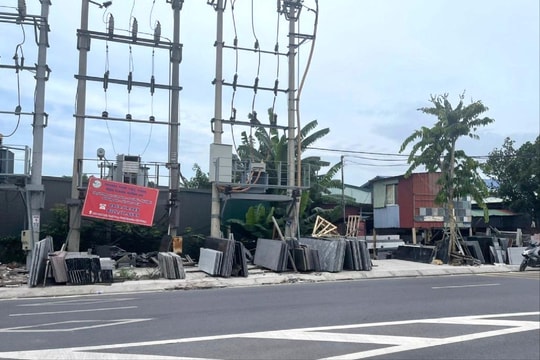 Tập kết vật liệu dưới chân cột điện