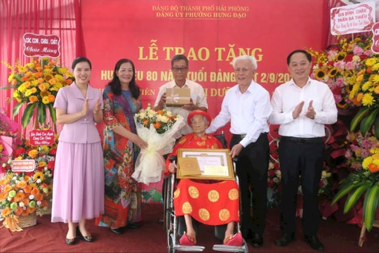Trao Huy hiệu 80 năm tuổi Đảng cho đồng chí Phạm Thị Dưỡng