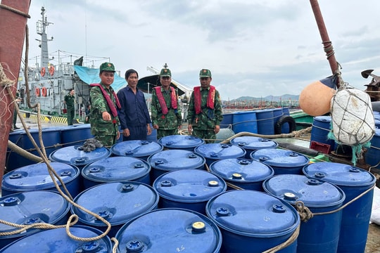 Tạm giữ 4 tàu cá vận chuyển 95.000 lít dầu DO không rõ nguồn gốc