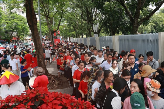 Hàng chục nghìn người vào Lăng viếng Chủ tịch Hồ Chí Minh