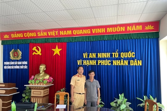Kịp thời cứu người nhảy sông Văn Úc trong đêm