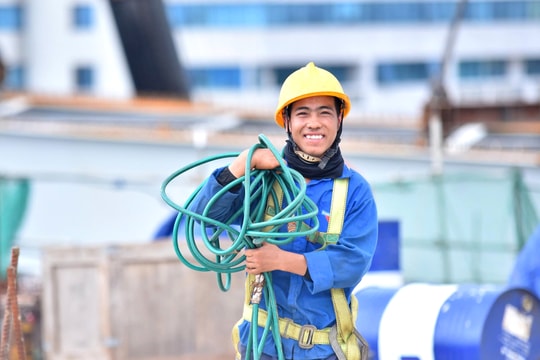 Working through holiday at Nguyen Trai bridge construction site