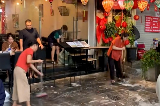 Chấn chỉnh chủ nhà hàng xả nước xà phòng 'đuổi' người xem A80