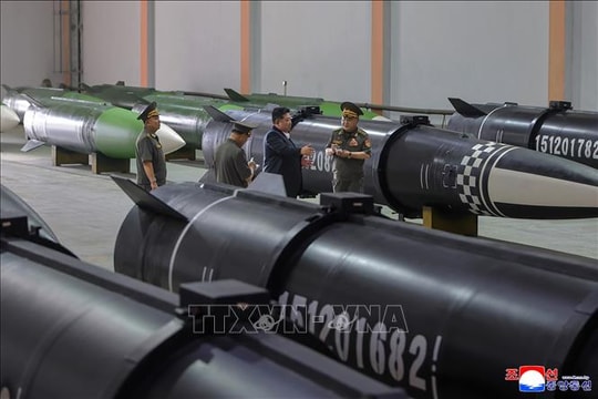 Nhà lãnh đạo Triều Tiên Kim Jong Un thị sát dây chuyền sản xuất tên lửa mới