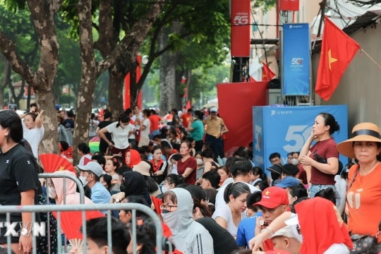 "Khối yêu nước" đã ngồi chật kín các khu phố quanh Quảng trường Ba Đình