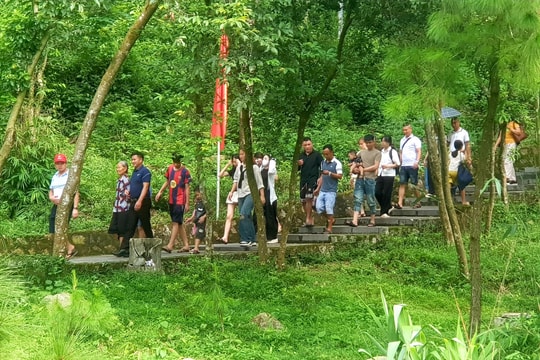 Lượng khách đến các điểm du lịch phía Tây Hải Phòng tăng cao dịp lễ