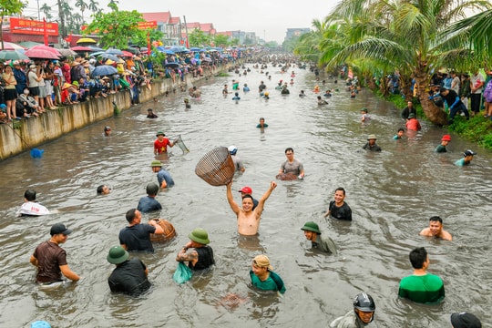 Sôi nổi Hội đùa nơm ở xã Chí Minh