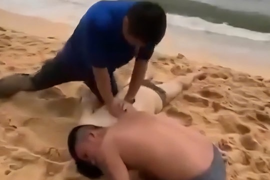 5 du khách bị sóng cuốn khi tắm biển Phú Quốc