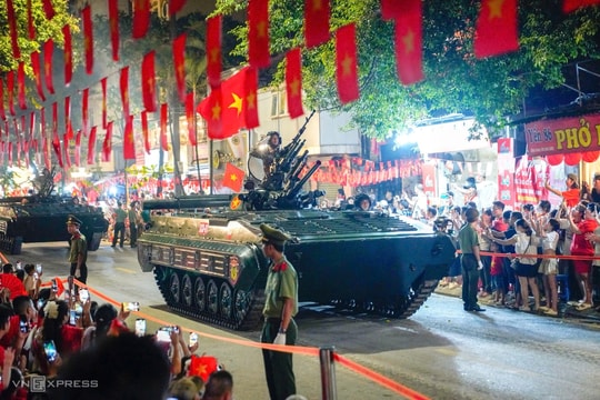 Bộ đội, xe pháo tiến vào điểm tập kết quanh quảng trường Ba Đình