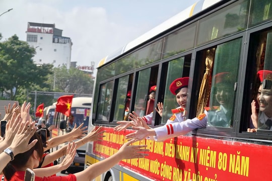 Quân và dân quyến luyến chia tay sau lễ diễu binh, diễu hành