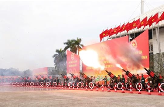 15 khẩu đại bác đồng loạt khai hỏa, mở màn Lễ kỷ niệm 80 năm