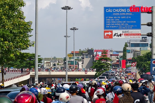 Giao thông Hà Nội ùn tắc cục bộ sau Đại lễ A80