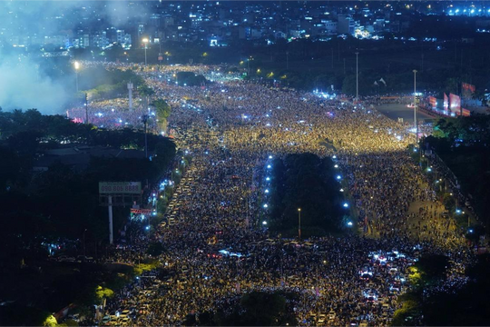 Pháo hoa rực sáng bầu trời Hà Nội, TP Hồ Chí Minh, Cà Mau