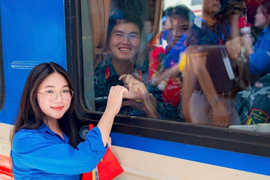 Chiến sĩ diễu binh bùi ngùi chia tay Hà Nội