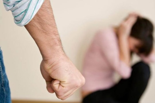 Chồng đánh vợ có thể bị cấm tiếp xúc 4 ngày, bị công an giám sát