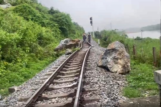 Đá rơi làm xê dịch đường sắt Bắc Nam
