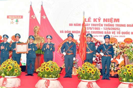 Trung đoàn Tên lửa 285 đón nhận Huân chương Bảo vệ Tổ quốc hạng ba