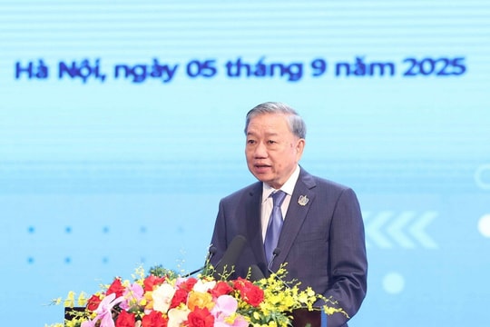 Không áp đặt những chuẩn mực cũ cho nền giáo dục hiện đại (*)