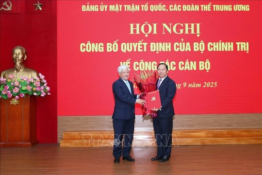 Trao quyết định bổ nhiệm Phó bí thư Đảng ủy Mặt trận Tổ quốc, các đoàn thể Trung ương
