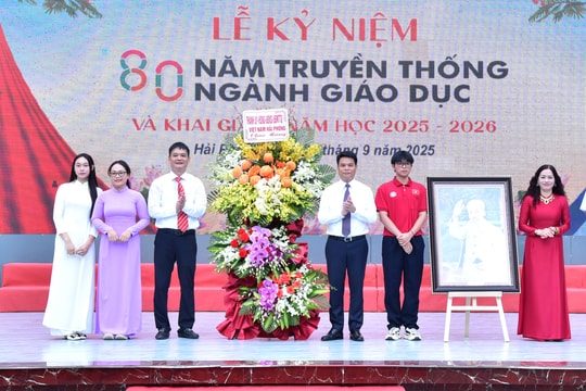 Đồng chí Chủ tịch UBND thành phố Lê Ngọc Châu dự Lễ khai giảng tại Trường THPT chuyên Trần Phú