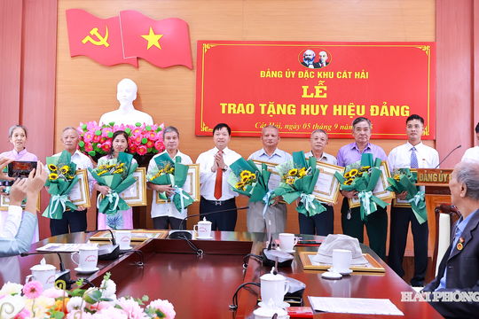 31 đảng viên đặc khu Cát Hải được trao tặng Huy hiệu Đảng đợt 2/9