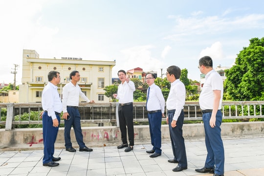 Phó bí thư Thường trực Thành ủy Hải Phòng Đỗ Mạnh Hiến kiểm tra một số dự án tại phường Lê Thanh Nghị