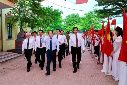 Các đồng chí lãnh đạo thành phố Hải Phòng dự, chung vui lễ khai giảng tại nhiều địa phương