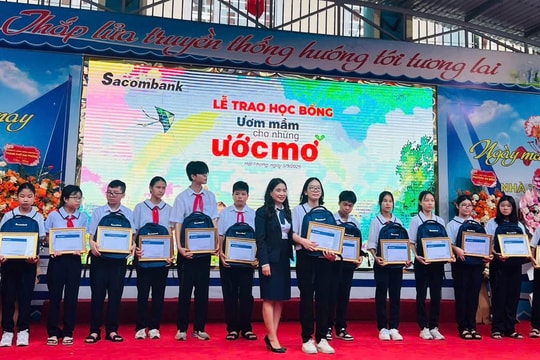 Sacombank presents 140 scholarships to mark new school year
