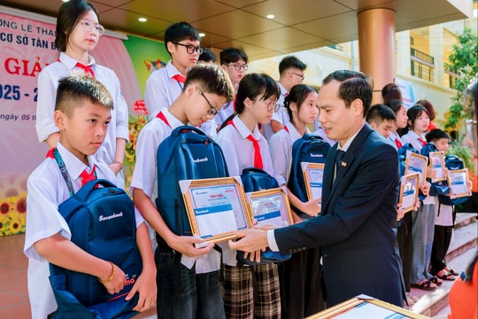 Sacombank trao 140 suất học bổng mừng ngày khai giảng