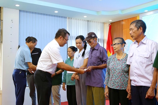 Trao 100 triệu đồng tặng học sinh, người có hoàn cảnh khó khăn ở đặc khu Cát Hải