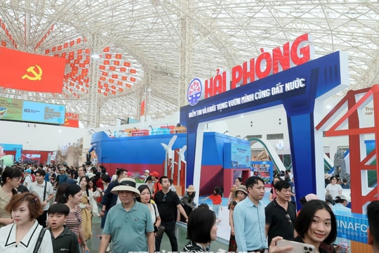 People delighted to admire Vietnam’s achievements