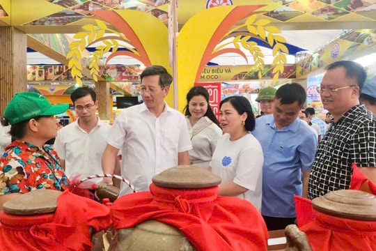 Đồng chí Lê Anh Quân kiểm tra khu trưng bày của Hải Phòng tại Triển lãm thành tựu đất nước