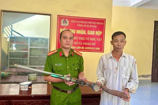 Phát hiện súng tự chế trong vườn ổi, người dân mang giao nộp công an