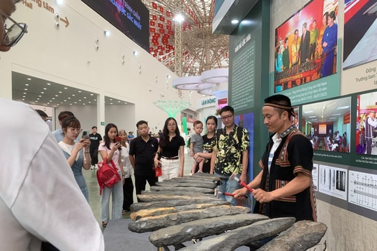 Sôi động chuỗi hoạt động văn hóa - nghệ thuật tại Triển lãm thành tựu đất nước