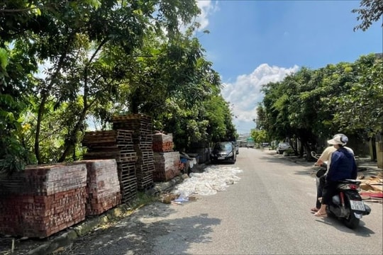 Vỉa hè, lòng đường ở tổ dân phố Kha Lâm 2 thành nơi tập kết gạch, phơi phế liệu