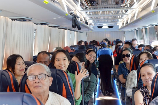 Người dân Hải Phòng hào hứng đến Triển lãm thành tựu đất nước trên những chuyến xe miễn phí