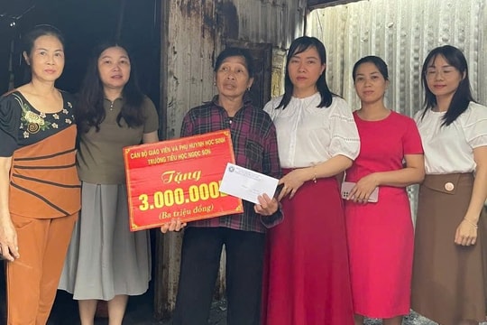 Trường Tiểu học Ngọc Sơn ủng hộ các gia đình thiệt hại do cháy tại phường Phù Liễn