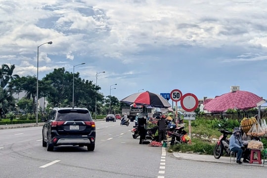 Hàng rong lấn chiếm hành lang quốc lộ 5