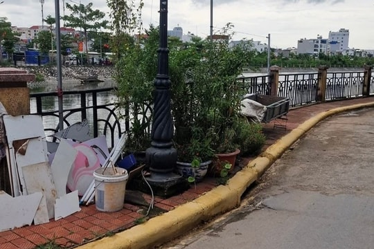 Vỉa hè ven hồ An Biên bị chiếm dụng