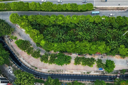 'Mục sở thị' hai đường ống dẫn nước đang 'hồi sinh' sông Tô Lịch