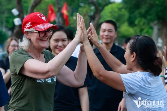 Toàn quyền Australia và phu quân dạo phố quanh hồ Gươm, giao lưu với người dân