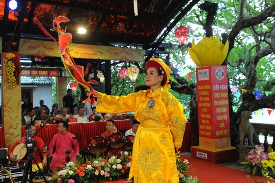 Diễn xướng hầu thánh ở đền Kiếp Bạc, sức hút từ nghi thức tâm linh