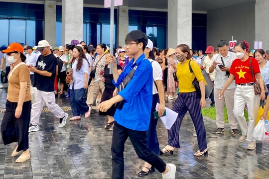 Sinh viên tình nguyện Hải Phòng hỗ trợ người dân tham quan Triển lãm thành tựu đất nước