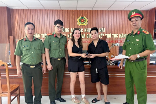 Cát Bà ghi điểm với du khách quốc tế nhờ hành động đẹp trả lại tài sản đánh rơi